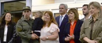 Nahuel Gallo llegó a la Argentina y fue recibido por su esposa e hijo