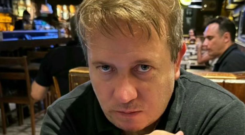 El biógrafo de Milei volvió a cruzar a Adorni: &ldquo;Es un piojo resucitado que está aferrado al poder y a las fotos&rdquo;